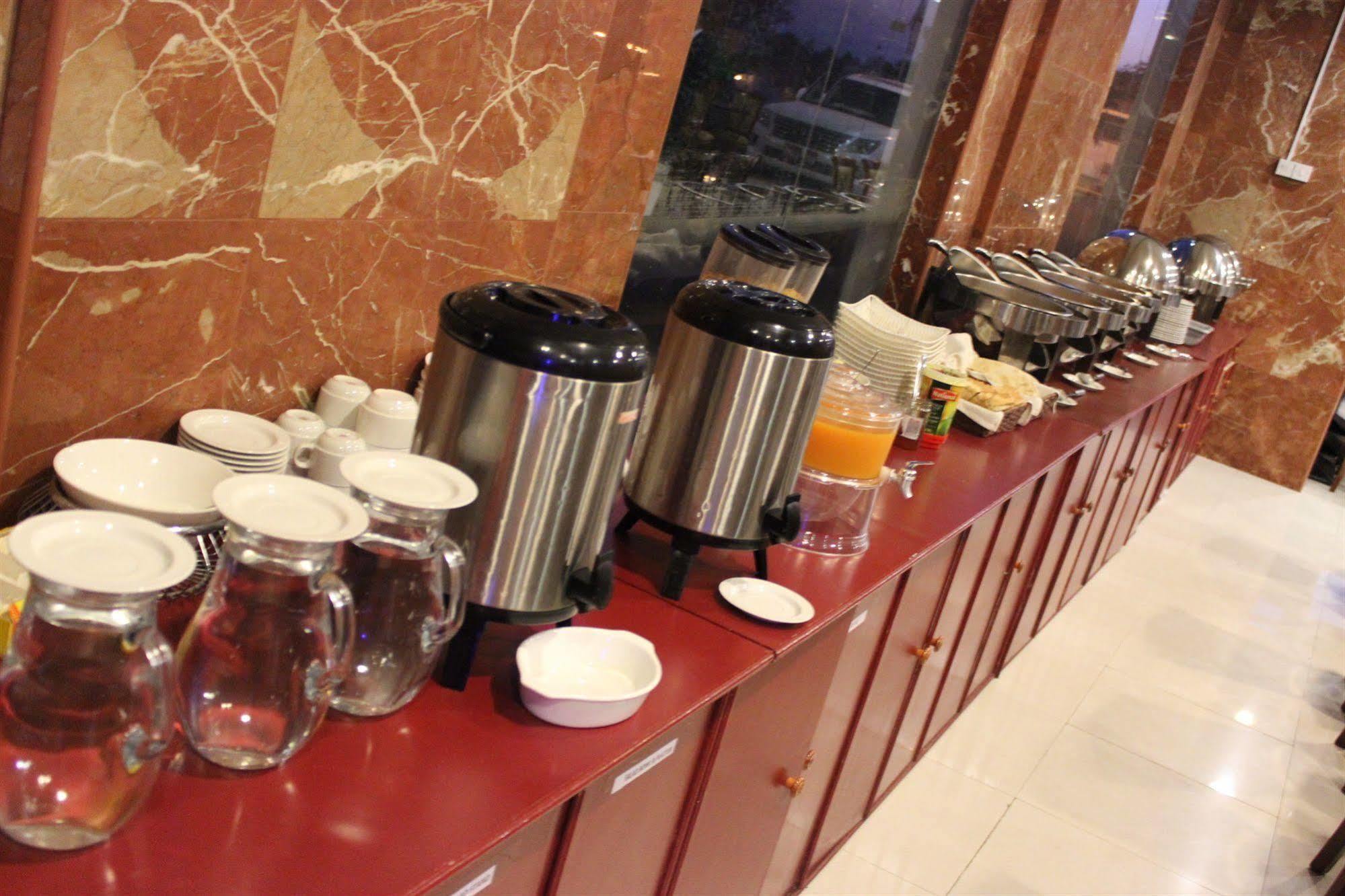 الفجيرة Raynor Hotel Apartments المظهر الخارجي الصورة